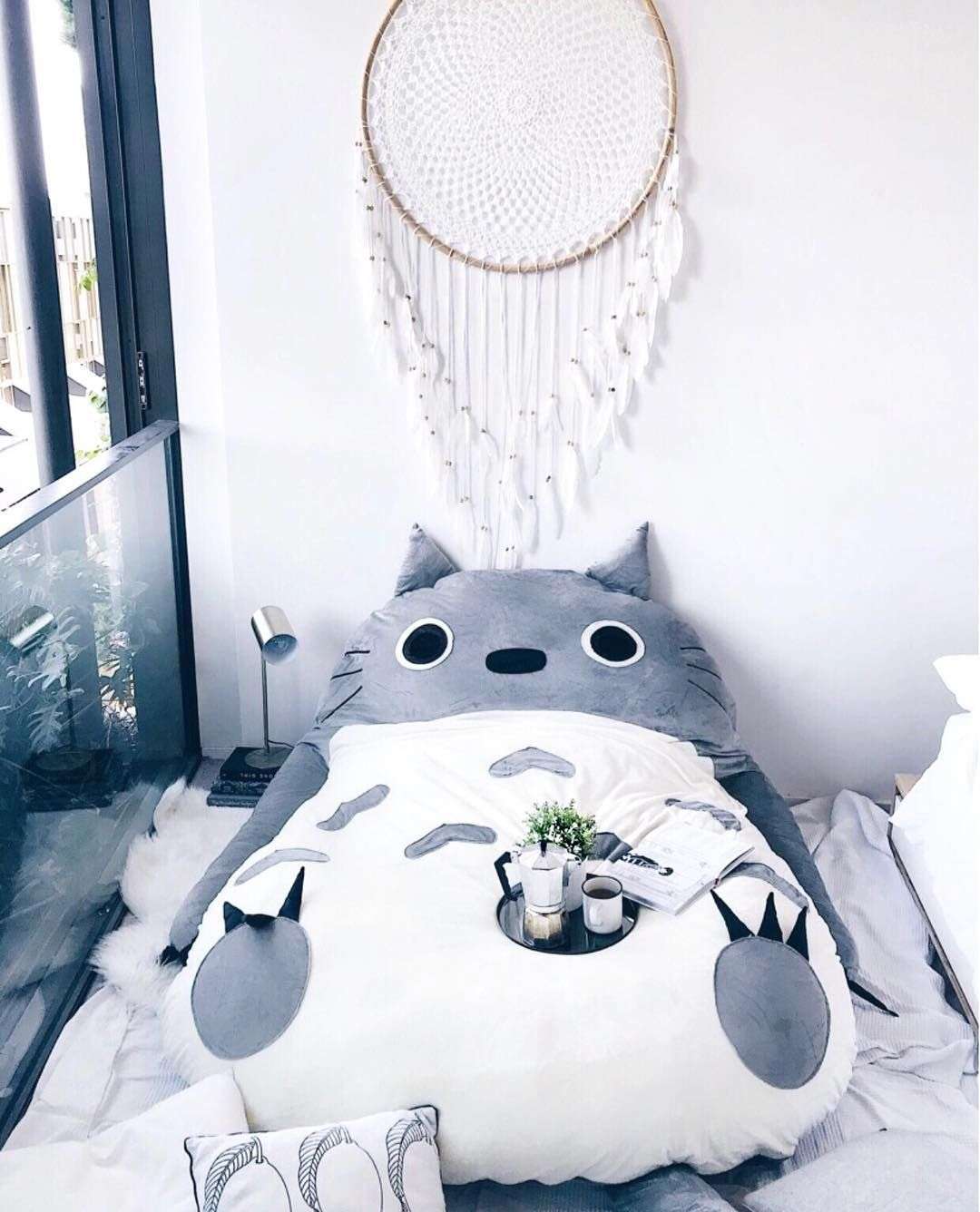 Hình Totoro với màu sắc nhẹ nhàng như xanh nhạt và trắng