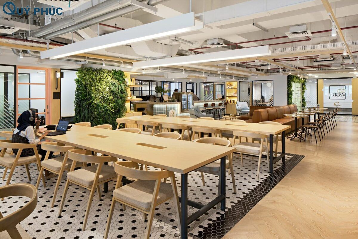 Thi công văn phòng Coworking bố trí bàn làm việc, ghế ngồi thoải mái